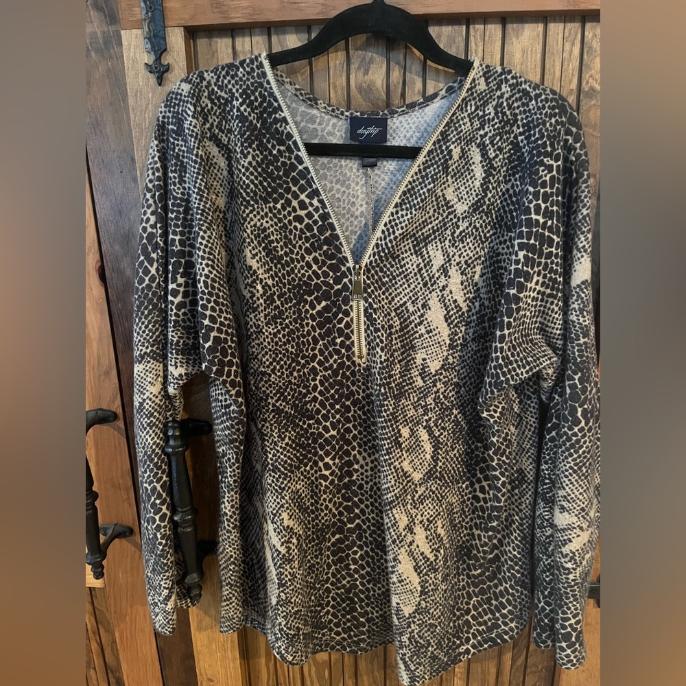 Daytrip By Buckle Womens animal print Sweater with zipper